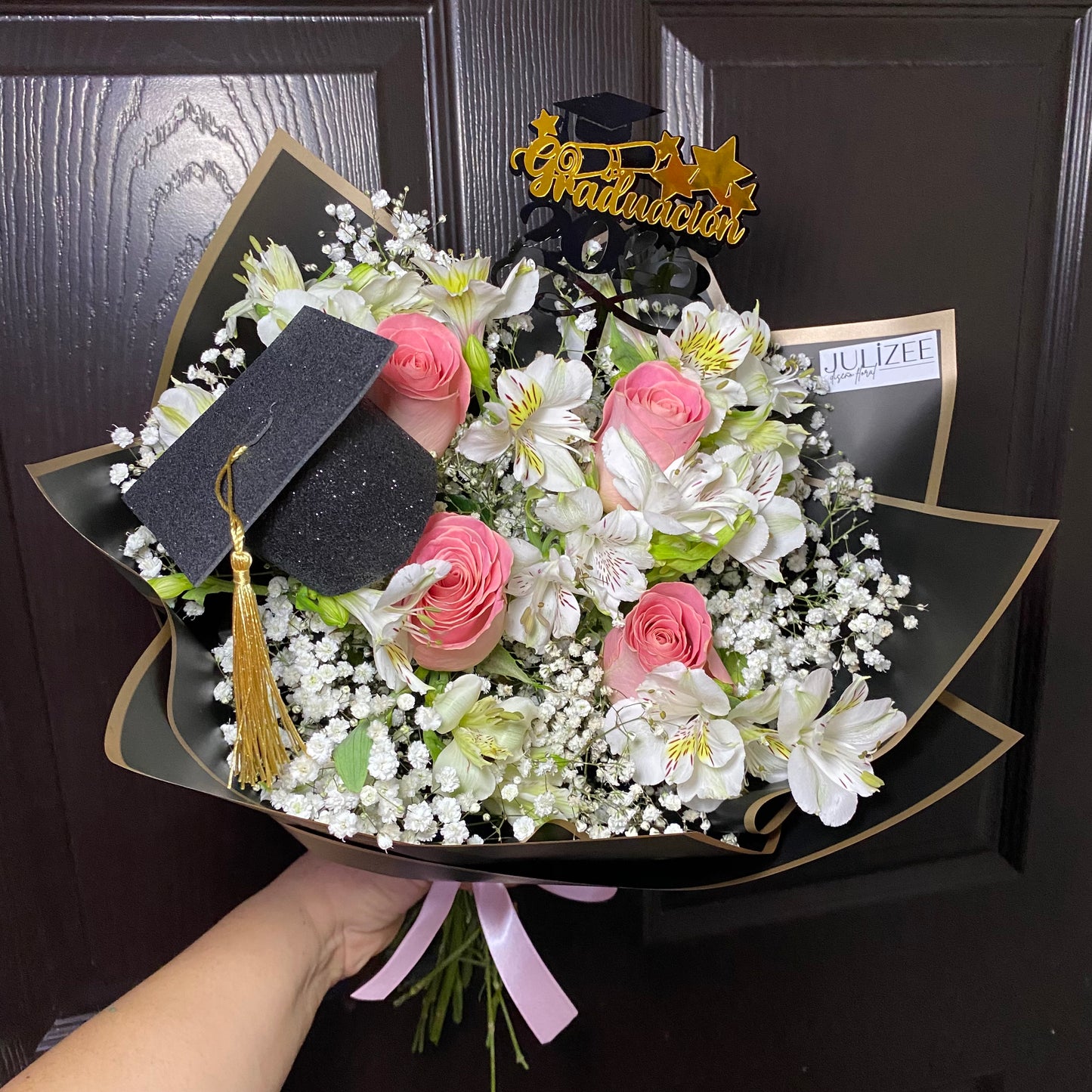 ARELY - Ramo de Graduación con 4 Rosas y Mini Birrete