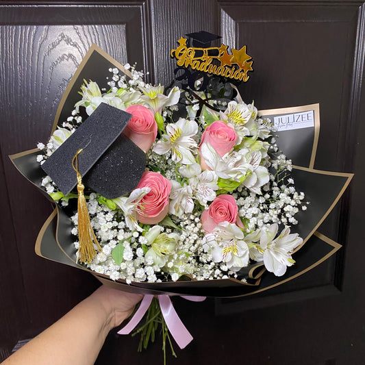 ARELY - Ramo de Graduación con 4 Rosas y Mini Birrete