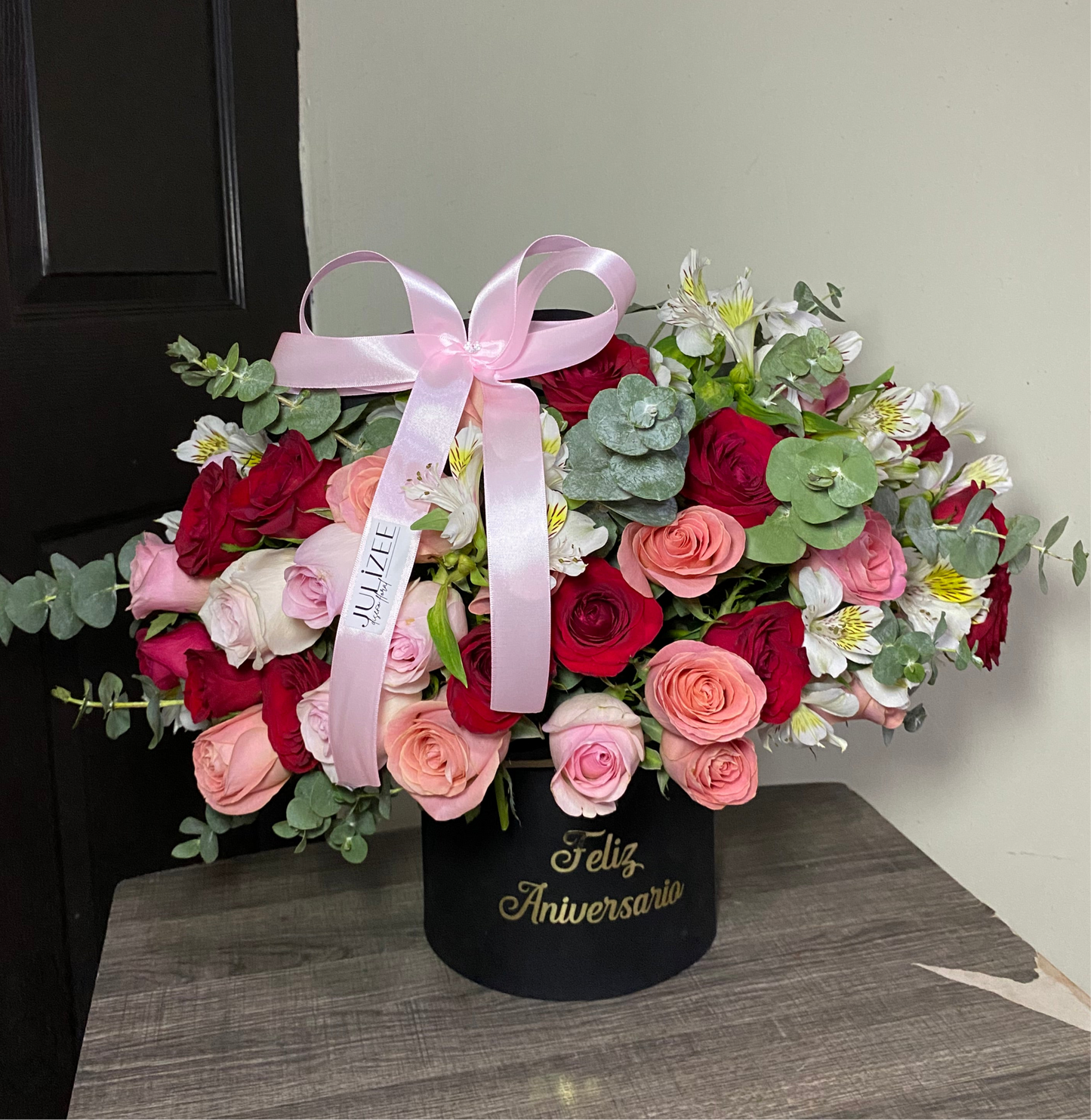 SHERLYN - Arreglo de 40 Rosas en Cilindro de Aniversario