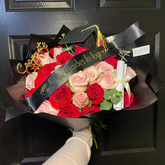 GABY - Ramo de Graduación con 30 Rosas y Listón