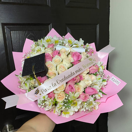 MARIANA - Ramo de Graduación con 48 Rosas y Listón Especial