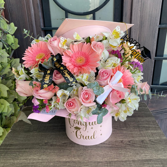 LUCY - Arreglo Floral de Birrete con Rosas y Gerberas