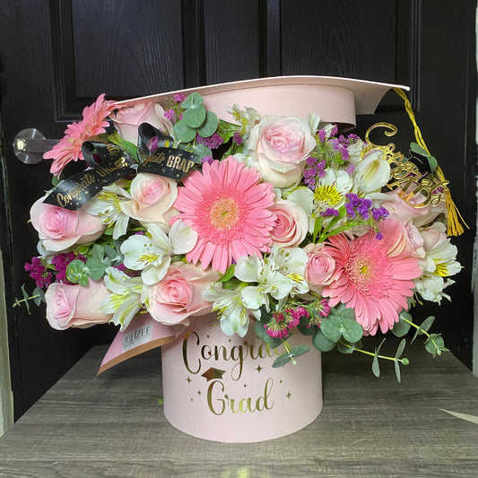 LUCY - Arreglo Floral de Birrete con Rosas y Gerberas