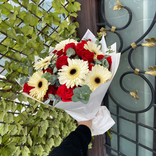 ALICIA - Ramo con 12 Rosas y 6 Gerberas