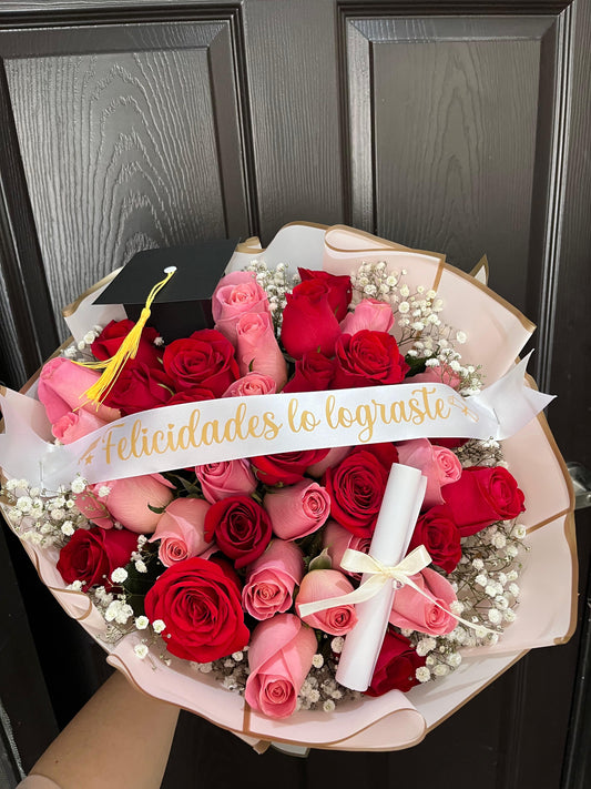 SILVIA - Ramo de Graduación con 36 Rosas Rojas y Rosas