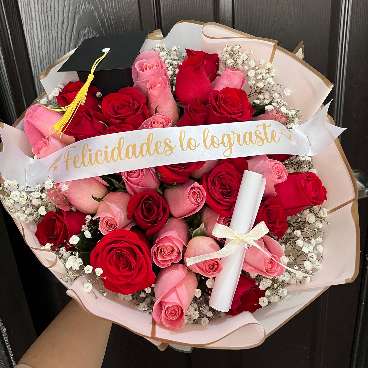 SILVIA - Ramo de Graduación con 36 Rosas Rojas y Rosas