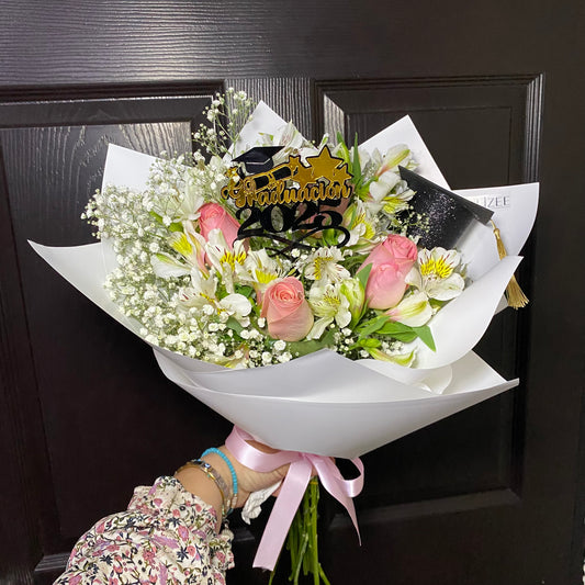 ARELY - Ramo de Graduación con 4 Rosas y Mini Birrete