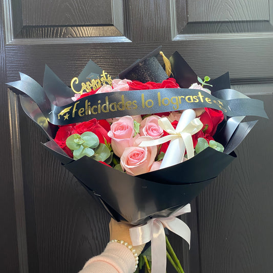GABY - Ramo de Graduación con 30 Rosas y Listón