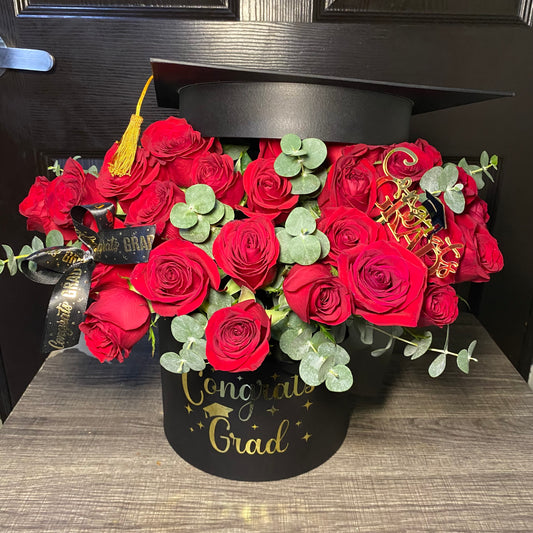 BARBIE - Arreglo Floral en Forma de Birrete con 24 Rosas