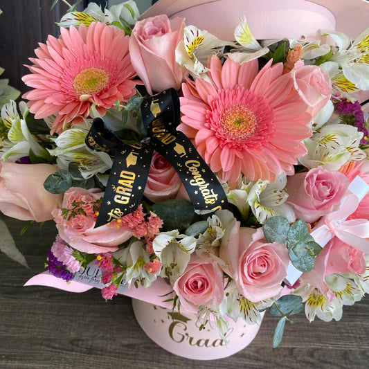 LUCY - Arreglo Floral de Birrete con Rosas y Gerberas