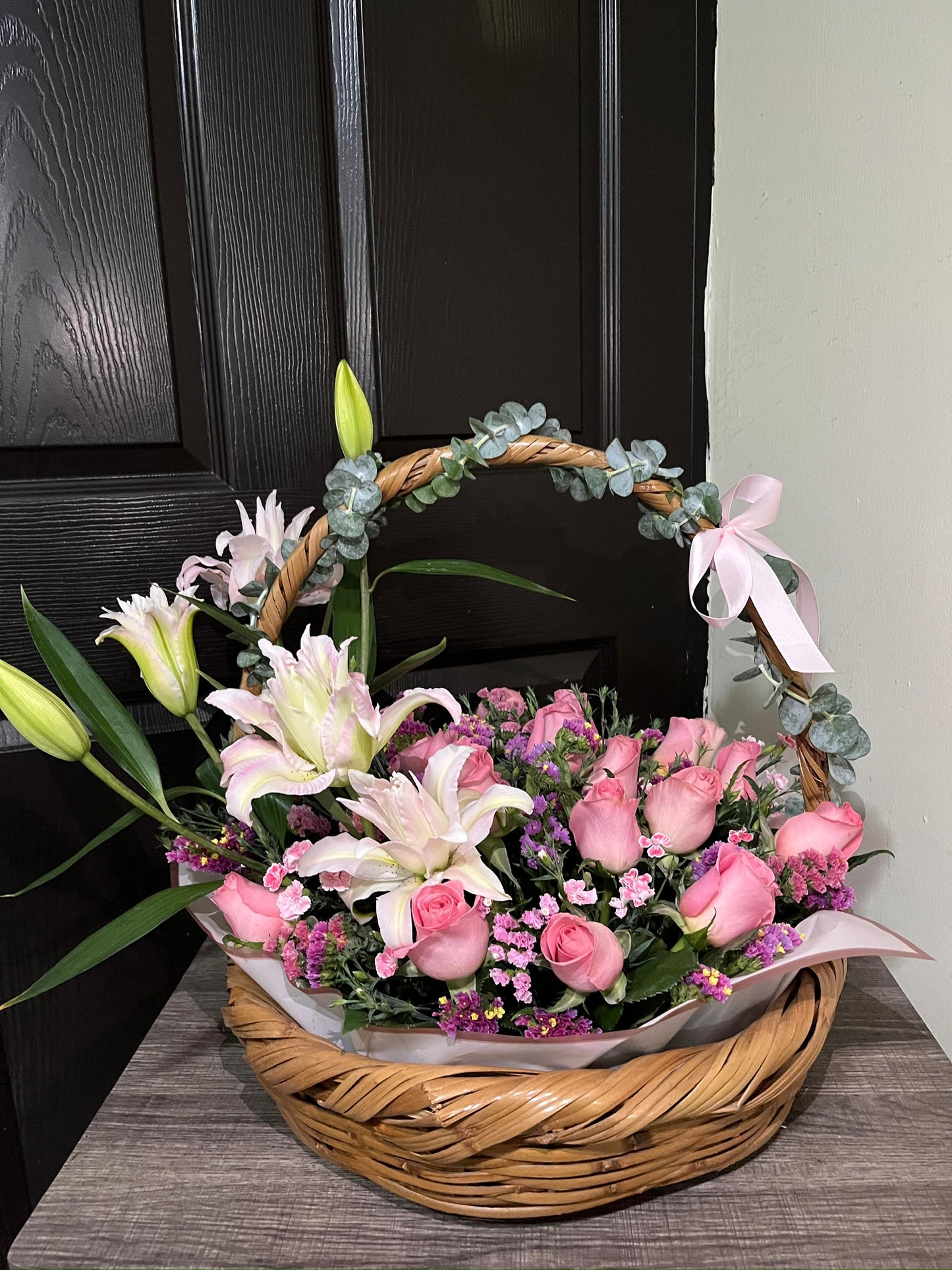 MELY - Arreglo de 24 Rosas y Lilis en Canasta