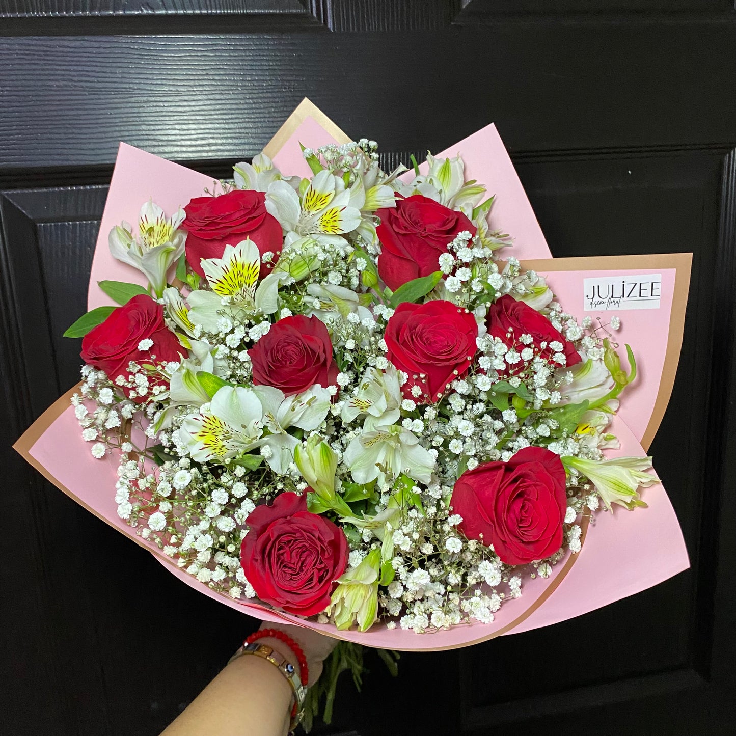 IVANNA - Ramo Clásico con 8 Rosas y Astromelias