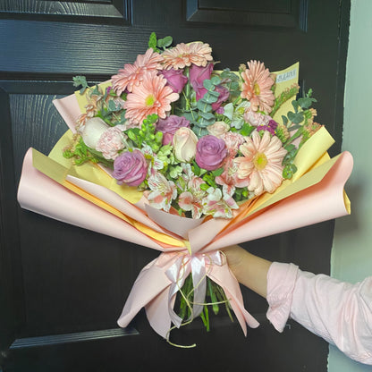 MIN-JI - Ramo Mixto Abundante con 15 Rosas y Gerberas