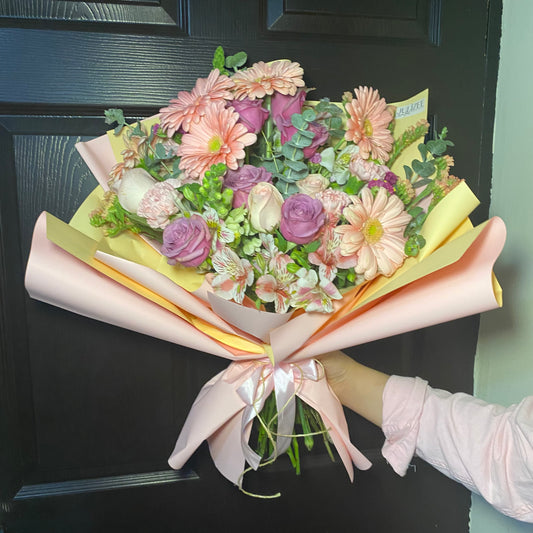 MIN-JI - Ramo Mixto Abundante con 15 Rosas y Gerberas