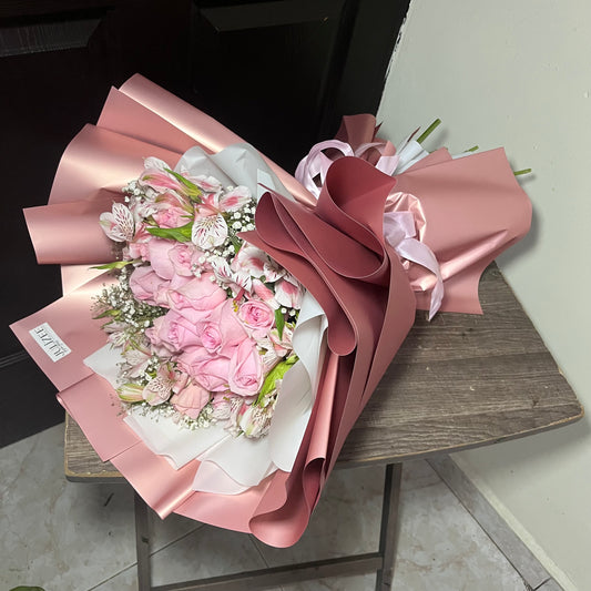EUN-JI - Ramo Elegante con 15 Rosas y Astromelias