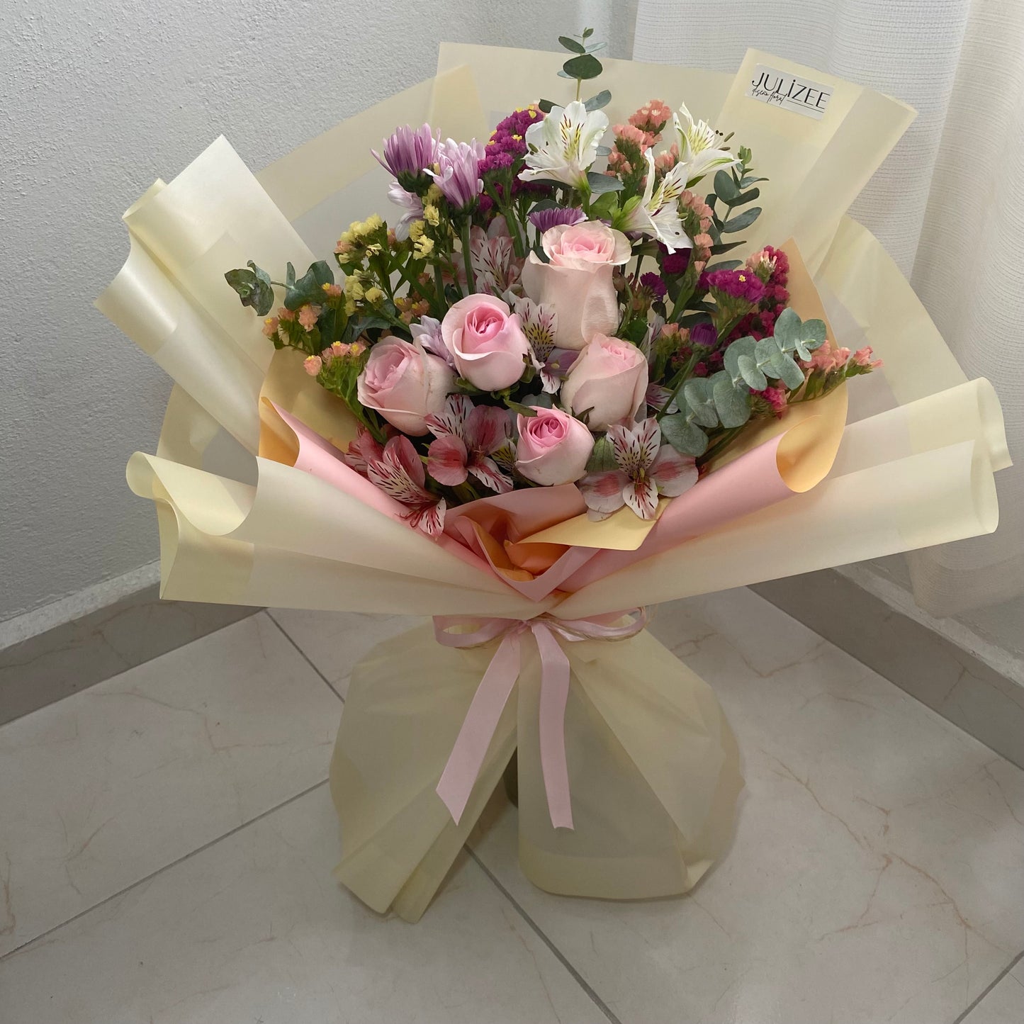 SIA - Ramo Clásico con 5 Rosas y Astromelias