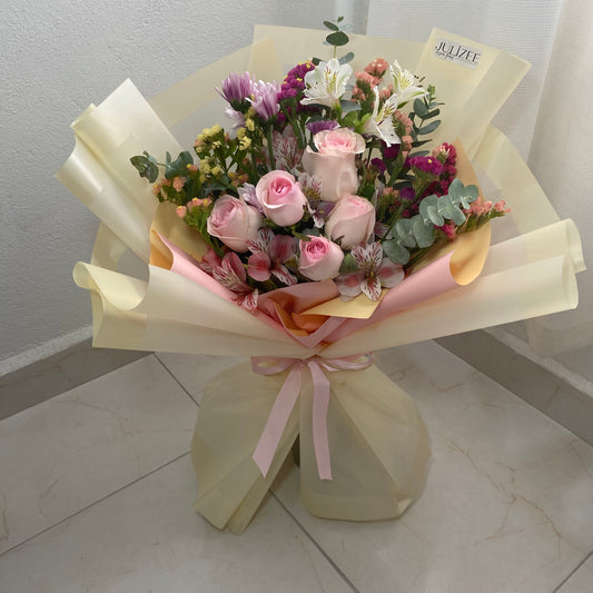 SIA - Ramo Clásico con 5 Rosas y Astromelias