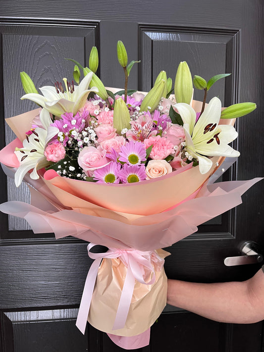 MARIANA - Ramo Mixto con 12 Rosas, Lilis y Margaritas
