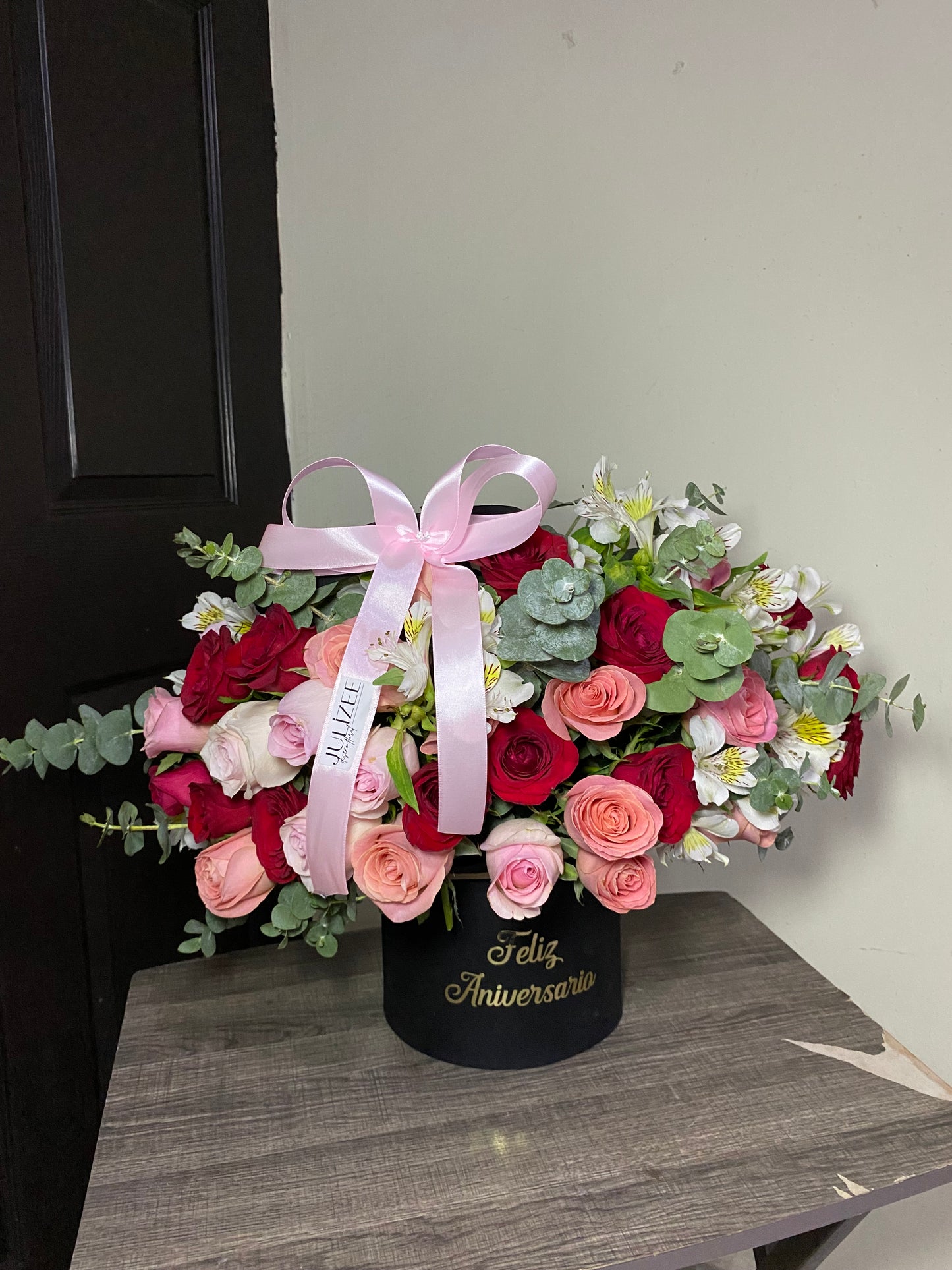 SHERLYN - Arreglo de 40 Rosas en Cilindro de Aniversario