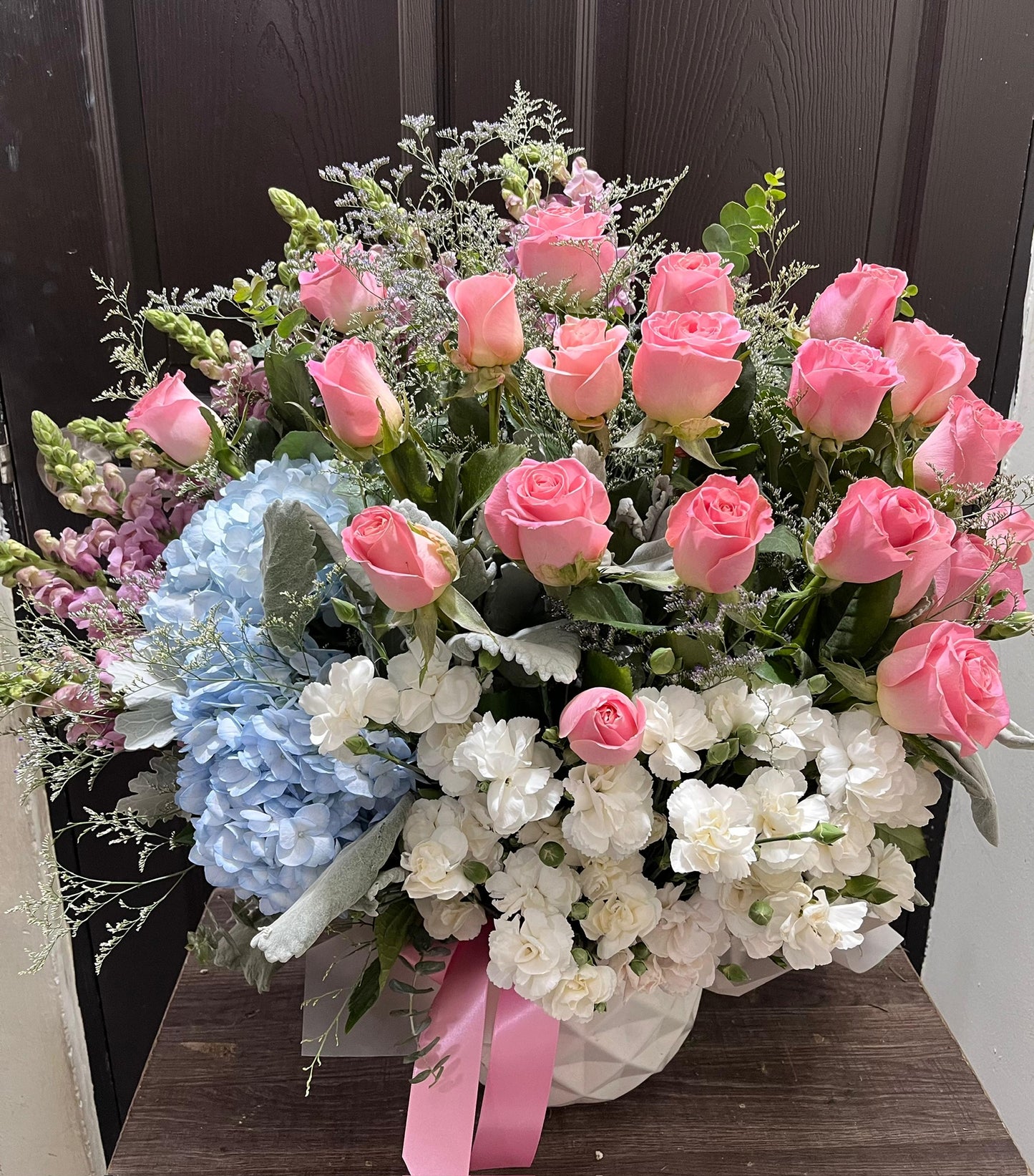 LAURITA - Arreglo Alto de 24 Rosas y Hortensias en Cerámica