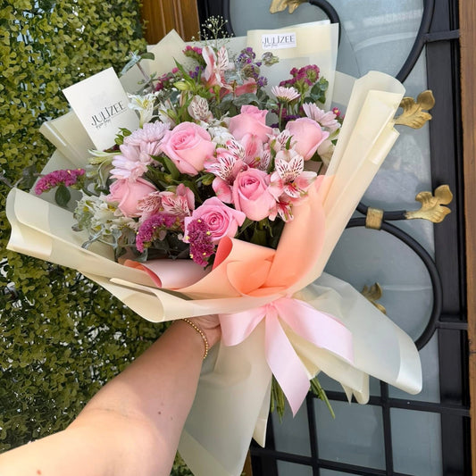 SIA - Ramo Clásico con 5 Rosas y Astromelias