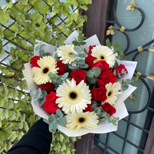 ALICIA - Ramo con 12 Rosas y 6 Gerberas