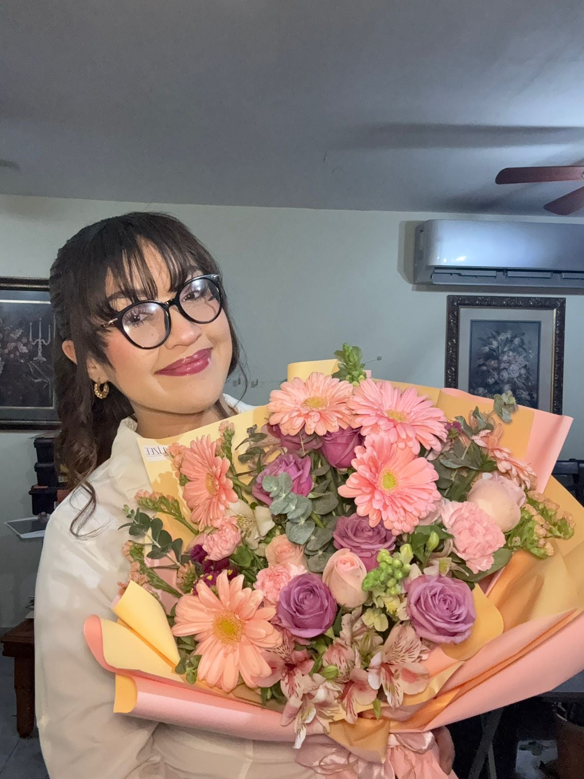 MIN-JI - Ramo Mixto Abundante con 15 Rosas y Gerberas