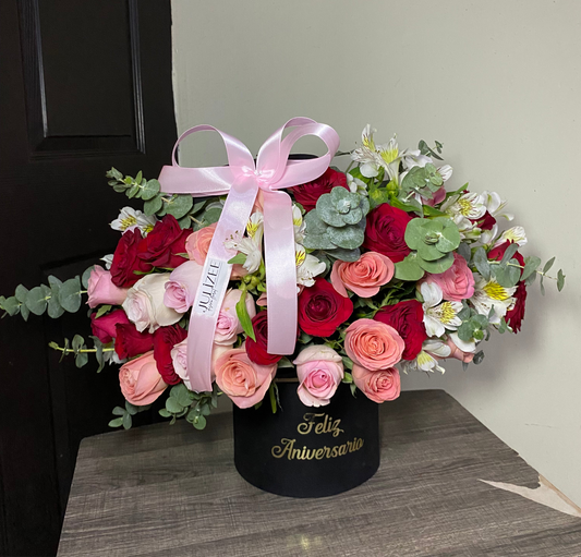 SHERLYN - Arreglo de 40 Rosas en Cilindro de Aniversario