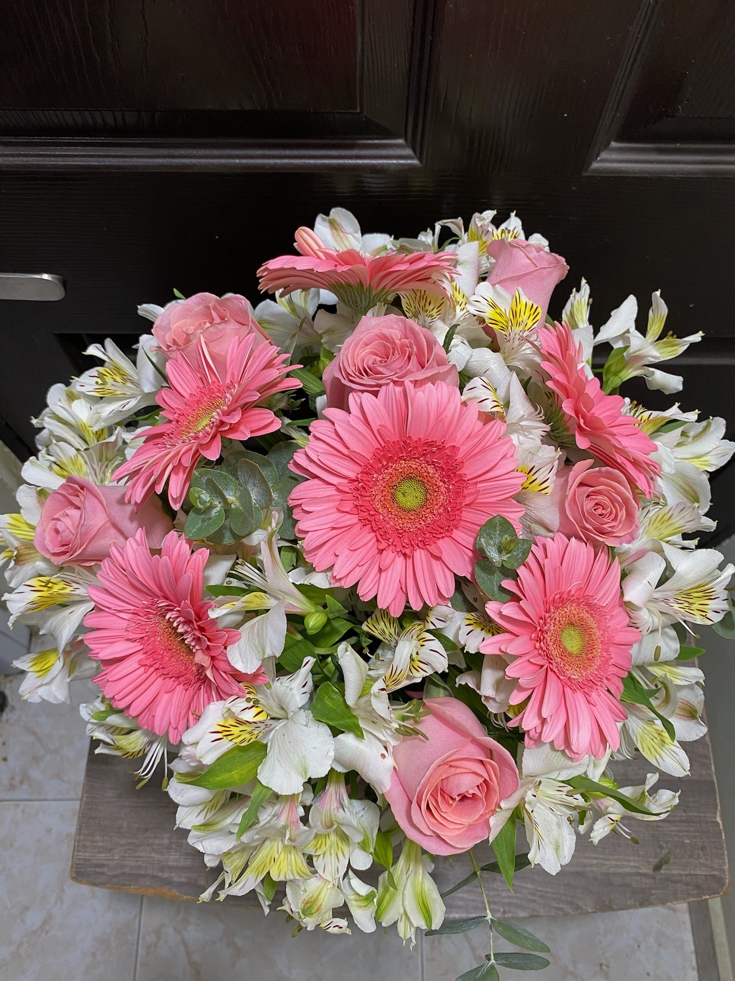 SONIA - Arreglo de Rosas y Gerberas en Jarrón
