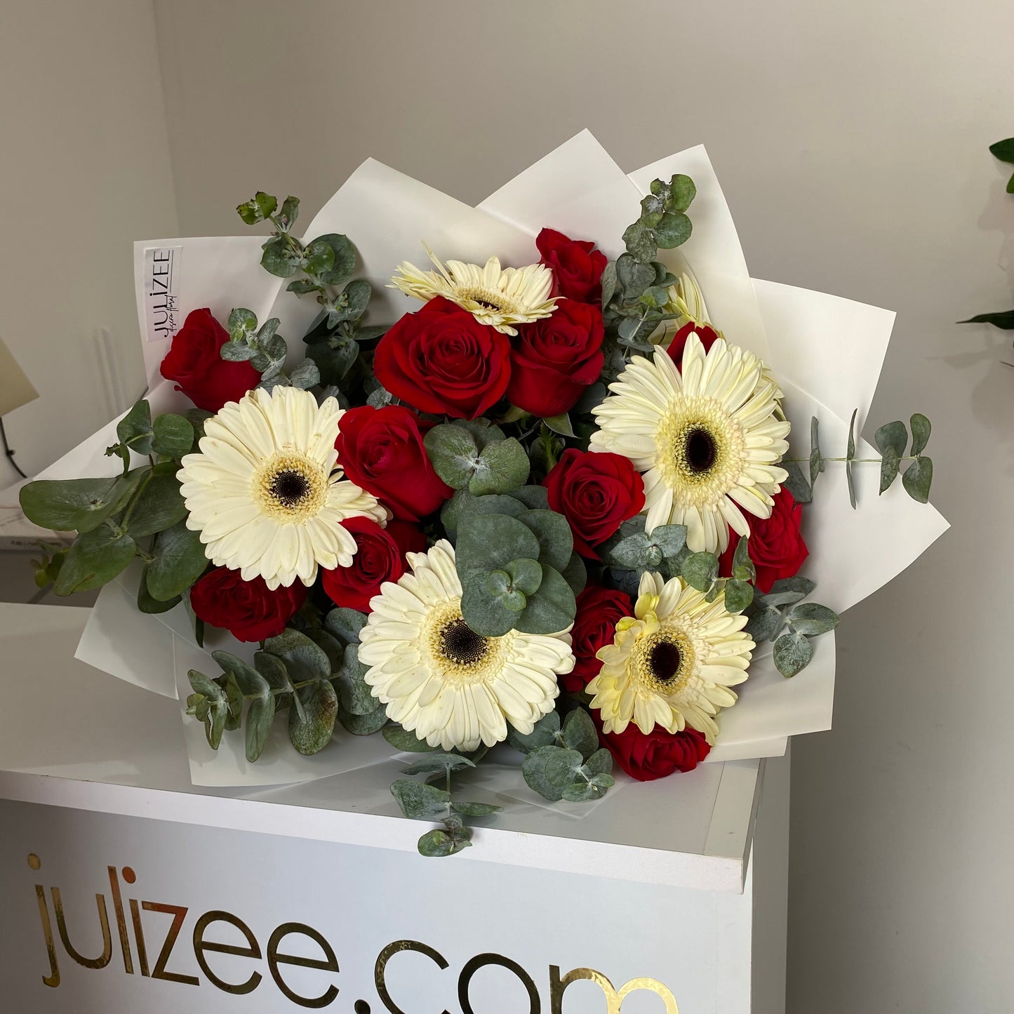 ALICIA - Ramo con 12 Rosas y 6 Gerberas
