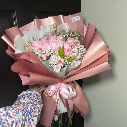 EUN-JI - Ramo Elegante con 15 Rosas y Astromelias